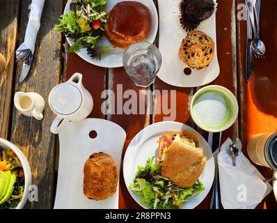 Brunch su un tavolo di legno, vista dall'alto, piatti Foto Stock