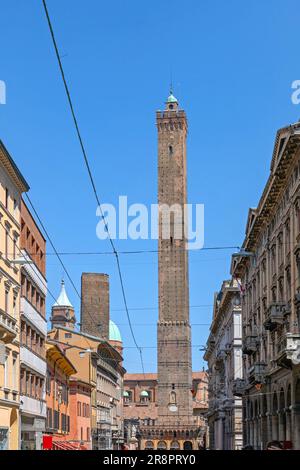 Bologna, Italia - 16 giugno 2019: Struttura medievale attrazione turistica Two Towers nel centro città in estate. Foto Stock