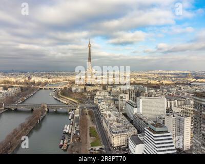 Vista aerea con droni della Torre Eiffel. Torre a reticolo in ferro battuto sul Champ de Mars e sulla Senna a Parigi, in Francia. Foto Stock