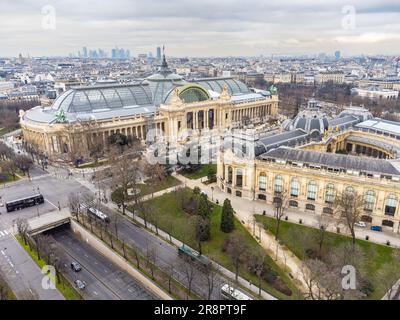 Vista aerea del grande Palazzo degli Elisi (in francese Grand Palais des Champs-Élysées), è un sito storico, una sala espositiva e m Foto Stock