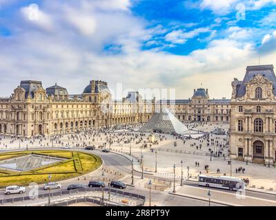 Vista aerea del palazzo del Louvre e del museo, uno dei luoghi più iconici di Parigi, in Francia Foto Stock