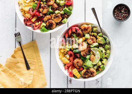 Ciotole di gamberi cajun con verdure fresche, avocado e riso. Foto Stock