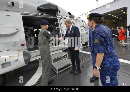 Anversa, Belgio. 22nd giugno, 2023. Il re olandese Willem-Alexander saluta il personale militare sulla fregata Louise-Marie durante una visita ad una nave militare fregata, il terzo e ultimo giorno della visita ufficiale di stato della coppia reale olandese in Belgio, ad Anversa, giovedì 22 giugno 2023. BELGA PHOTO POOL PHILIP REYNAERS Credit: Agenzia di notizie Belga/Alamy Live News Foto Stock