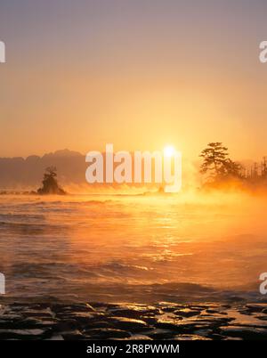 Alba sulla costa di Amahari e sulla catena montuosa di Tateyama Foto Stock