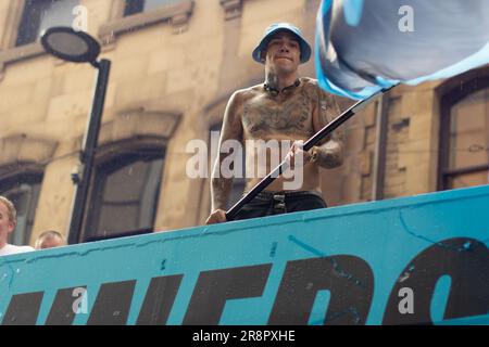 Ederson Santana de Moraes con tatuaggio al petto. Sfilata in autobus della squadra di calcio del Manchester City durante la pioggia. Manchester Regno Unito Foto Stock