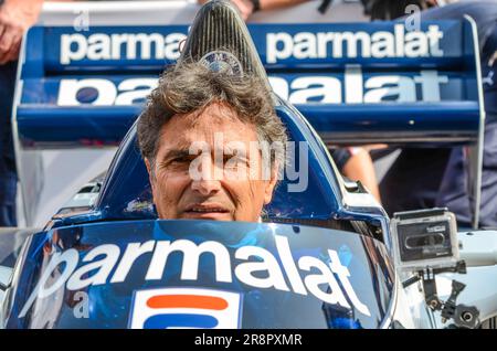 Nelson Piquet nella sua storica Brabham BT52 BMW Formula 1 degli anni '1980, vettura del Gran Premio al Goodwood Festival of Speed, nel Regno Unito. Nella cabina di pilotaggio della F1 Foto Stock