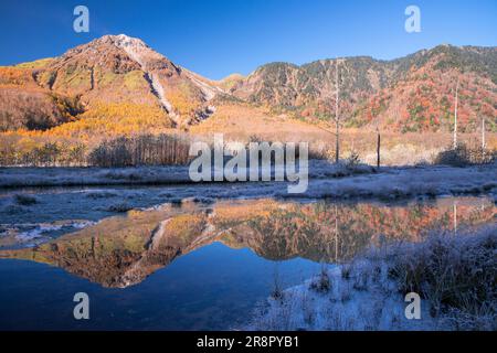 Vista del monte Yakedake con bagliore mattutino dallo stagno di Kamikochitaishoike Foto Stock