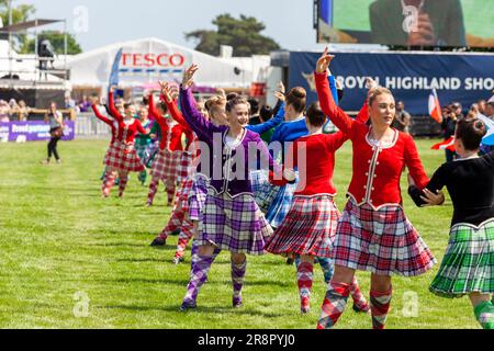 Edimburgo, Scozia, 22/06/2023, Highland Dancers che si esibiscono nel Main showground al giorno di apertura del Royal Highland Show, EdinburghCredit: Richard Newton/Alamy Live News Foto Stock