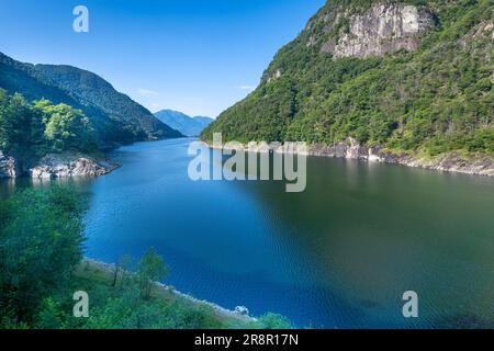 Lago di Vogorno, bacino idrico nella valle della Verzasca, Ticino, Svizzera, Europa Foto Stock