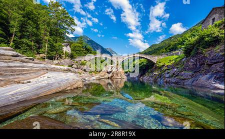 Ponte romano (Ponte dei salti) che attraversa il fiume Verzasca a Lavertezzo in Valle Verzasca, Canton Ticino, Svizzera, Europa Foto Stock