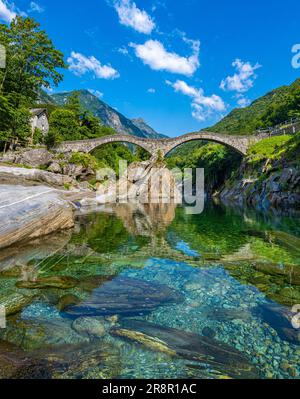 Ponte romano (Ponte dei salti) che attraversa il fiume Verzasca a Lavertezzo in Valle Verzasca, Canton Ticino, Svizzera, Europa Foto Stock