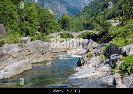 Ponte romano (Ponte dei salti) che attraversa il fiume Verzasca a Lavertezzo in Valle Verzasca, Canton Ticino, Svizzera, Europa Foto Stock