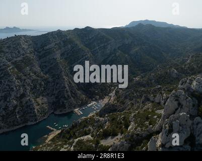 Foto aerea con drone di una spiaggia e dell'acqua alle calanques di Marsiglia. Foto Stock