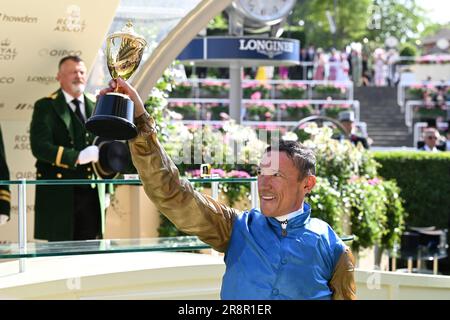 Ascot, Regno Unito, 22 giugno 2023; Ascot Racecourse, Berkshire, Inghilterra: Royal Ascot Horse Racing, Ladies Day, Day 3; Race 4; Gold Cup; Frankie Dettori solleva la Gold Cup per festeggiare Foto Stock