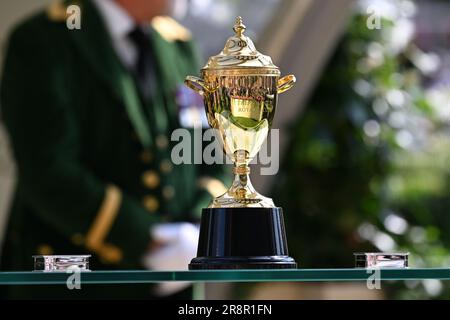 Ascot, Regno Unito, 22 giugno 2023; Ascot Racecourse, Berkshire, Inghilterra: Royal Ascot Horse Racing, Ladies Day, Day 3; Race 4; Gold Cup; La Coppa Oro dei vincitori attende la presentazione Foto Stock