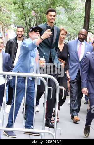 New York, NY, Stati Uniti. 22nd giugno, 2023. Victor Wembanyama visto a New York City per la bozza NBA 2023 il 22 giugno 2023. Credit: RW/Media Punch/Alamy Live News Foto Stock