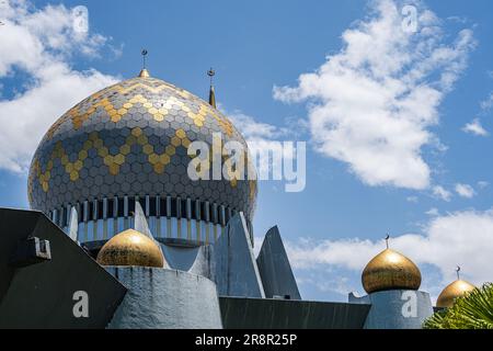 Sabah, Malesia - 6 marzo 2023. Una foto della Moschea di Stato a Sabah, Malasia. Foto Stock