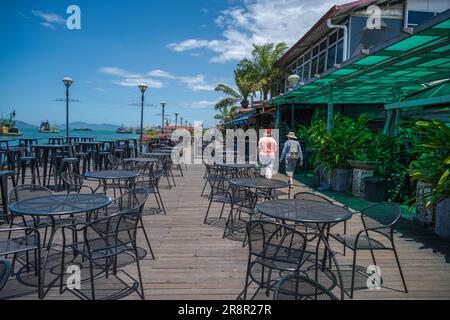 Sabah, Malesia - 6 marzo 2023. Una foto di due turisti che camminano sul lungomare di Kota Kinabalu Foto Stock