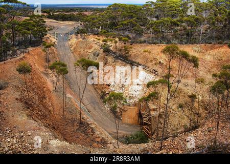 Il ripido declino dei Bullen che ha portato all'ingresso della Central Norseman Gold Mine a Norseman, Dundas Shire, nell'entroterra dell'Australia Occidentale Foto Stock