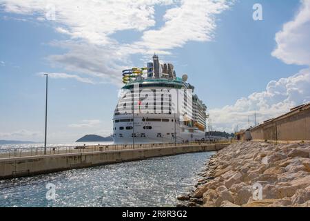 Spalato, Croazia - 13 maggio 2023. Una mega nave da crociera nel porto della storica città costiera di Spalato, in Dalmazia, Croazia Foto Stock