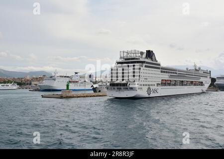 Spalato, Croazia - 12 maggio 2023. Una mega nave da crociera ormeggiata nel porto della storica città costiera di Spalato. La nave da crociera più piccola è rimasta Foto Stock