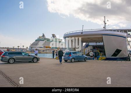 Spalato, Croazia - 12 maggio 2023. Un traghetto roll-on/roll-off diretto a un'isola vicina carica veicoli e passeggeri a piedi nel porto di Spalato Foto Stock