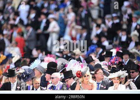 Ascot, Regno Unito, 22 giugno 2023; Ascot Racecourse, Berkshire, Inghilterra: Royal Ascot Horse Racing, 3° giorno; i piloti anticipano la prima gara al sole Foto Stock