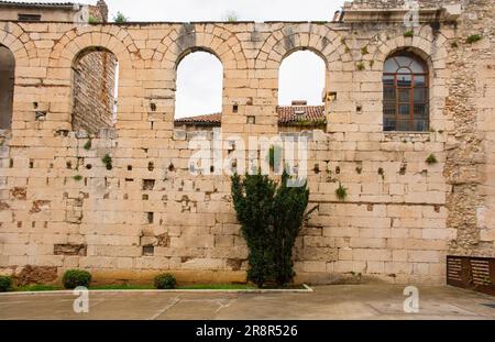 Le storiche mura della città di Spalato in Croazia. Parte del Palazzo di Diocleziano. Questo è il muro orientale Foto Stock