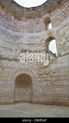 Finestre e una rientranza ad arco nel vestibolo del IV secolo all'interno del Palazzo di Diocleziano, Spalato, Croazia. Chiamata anche Rotonda o Atrium Foto Stock