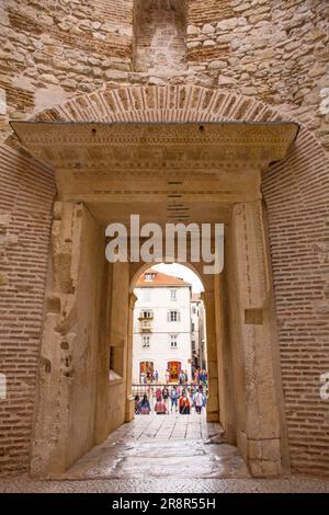 Una delle porte del Vestibule del IV secolo all'interno del Palazzo di Diocleziano a Spalato, in Croazia. Chiamata anche Rotonda o Atrium Foto Stock