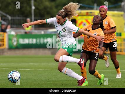 Leanne Kiernan (a sinistra) e Margaret Belemu dello Zambia combattono per la palla durante la partita internazionale amichevole al Tallaght Stadium, Dublino. Data immagine: Giovedì 22 giugno 2023. Foto Stock