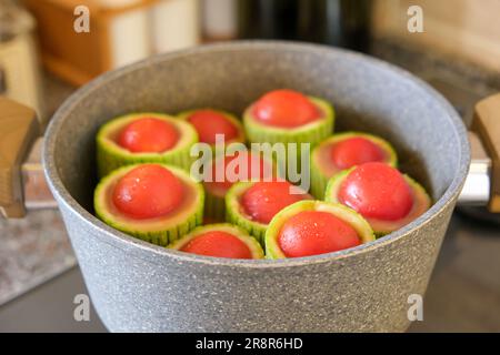 Zucchine tradizionali turche ripiene, con carne macinata, riso, erbe e spezie. Dolma di zucchine, cucina turca e greca Foto Stock