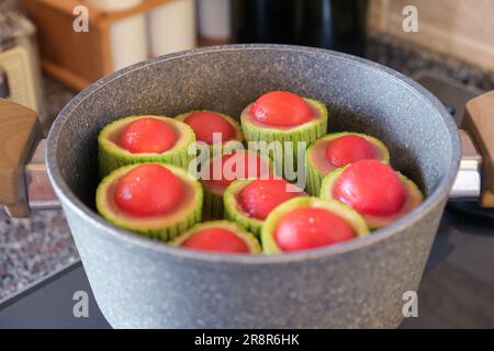 Zucchine tradizionali turche ripiene, con carne macinata, riso, erbe e spezie. Dolma di zucchine, cucina turca e greca Foto Stock