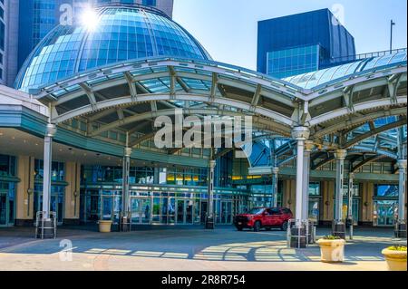 Fallsview Casino Resort, Niagara Falls City, Canada. La luce del sole si riflette nel vetro esterno della cupola. Archi architettonici all'ingresso dell'edificio Foto Stock