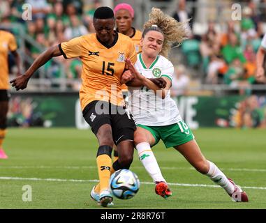 L'Agness Musase dello Zambia (a sinistra) e Leanne Kiernan in Irlanda combattono per la palla durante la partita internazionale amichevole allo stadio Tallaght di Dublino. Data immagine: Giovedì 22 giugno 2023. Foto Stock