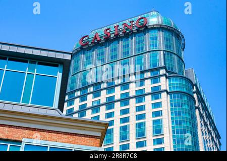 Fallsview Casino Resort, Niagara Falls City, Canada. Vista ad angolo basso dell'architettura esterna o della facciata dell'edificio Foto Stock