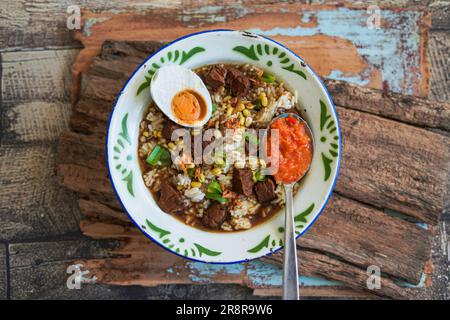 Zuppa nera di manzo indonesiana: Rawon Foto Stock