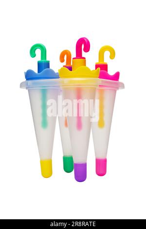 Muffe colorate in plastica isolate su sfondo bianco. Modulo per gelato Foto Stock