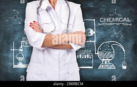 medico femminile con stetoscopio, schema di reazione chimica disegno su lavagna Foto Stock