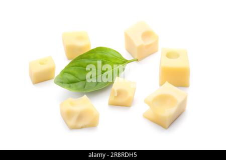 Cubetti di gustoso formaggio svizzero isolato su fondo bianco Foto Stock