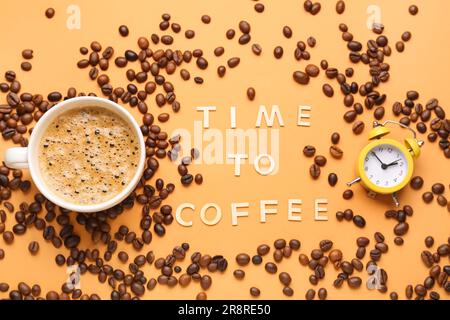 Invia il TESTO TIME TO COFFEE e la tazza di espresso caldo con chicchi su sfondo arancione Foto Stock