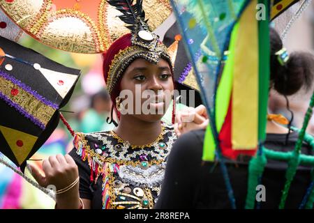 Londra, Regno Unito. 22 giugno, 2023. Costumi in stile Carnevale sulla Processione di Windrush attraverso Brixton a Windrush Square che segna il 75th° anniversario dell'arrivo degli immigrati dai Caraibi a Tilbury, in Essex, a bordo dell'Impero Windrush. La celebrazione è stata descritta da molti come 'dolce amaro' sulla scia di uno scandalo che ha visto molti arrivi e i loro discendenti minacciati a torto di deportazione o detenzione da parte dell'Home Office. Credit: Ron Fassbender/Alamy Live News Foto Stock