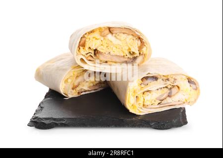 Ardesia di gustosi involtini di lavash con uova e funghi isolati su sfondo bianco Foto Stock