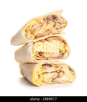 Gustosi involtini di lavash con uova e funghi isolati su fondo bianco Foto Stock