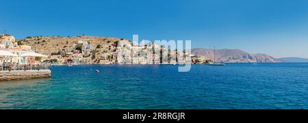 Symi, nota anche come Syme o Simi, è un'isola greca, una delle isole del Dodecaneso. Bellissima città di Symi Yialos nella baia e sulle montagne. Foto Stock