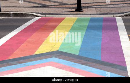Pride Rainbow LGBT sidewalk Crosswalk sulla strada cittadina da vicino Foto Stock