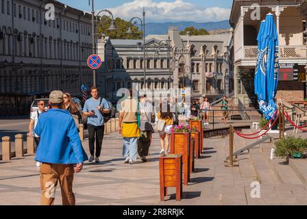 Georgia, Tbilisi - 25 settembre 2022: Una folla di anonimi che cammina lungo le trafficate strade cittadine. Foto Stock