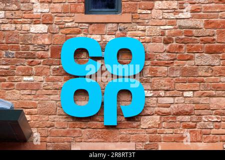 Logo blu co op del supermercato sul muro di arenaria ad appleby, giugno 2023, cumbria. Foto Stock