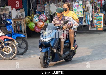 SAMUT PRAKAN, THAILANDIA, marzo 03 2023, la coppia corre in moto per strada. Foto Stock