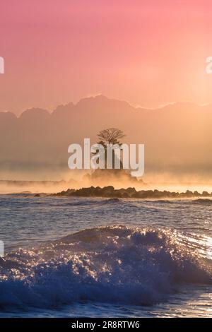 Il sole mattutino della costa di Amaharashi e della catena montuosa di Tateyama Foto Stock